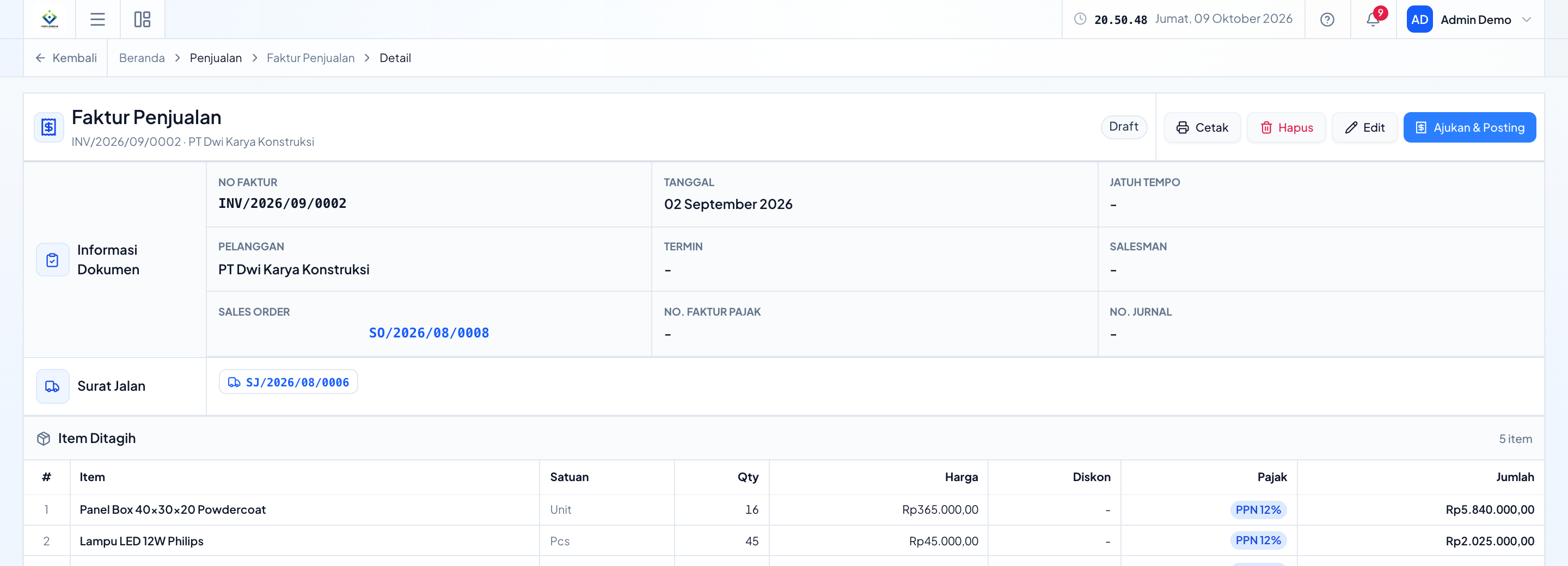 Halaman detail faktur berstatus draft. Pada perusahaan yang memakai persetujuan, tombol posting berlabel Ajukan & Posting.